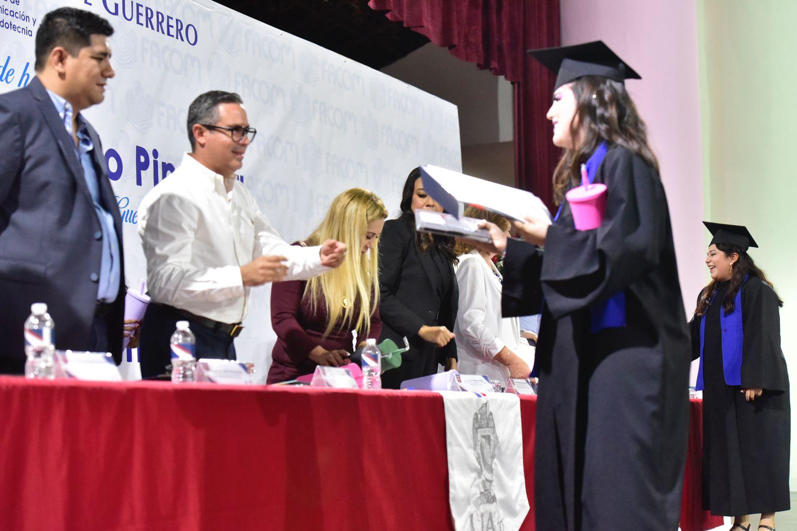 René Posselt Representa a la Gobernadora Evelyn Salgado en Clausura de Facultad de Comunicación y Mercadotecnia de la UAGro