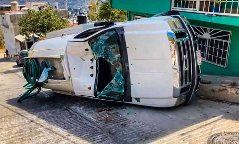 Vuelca pipa de agua en Chilpancingo; El chofer y un niño resultaron lesionados