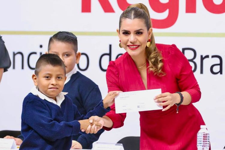 Entrega la gobernadora 2.5 MDP en Becas a estudiantes de Guerrero